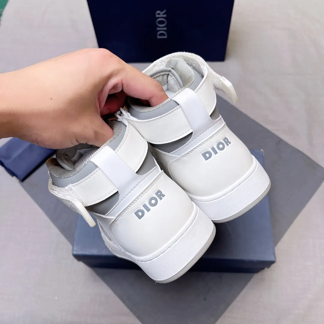p440 "Dio*" mid-top B27 casual sneakers. This B27 high-top sneaker is a new product in the series and continues Di*r's classic style. Crafted from gray and white smooth calf leather with beige and black Oblique print panels on the sides. The "CD Icon" shaped shoelace eyelets are clever and delicate, and the two-color rubber sole, rear collar and heel are all equipped with the brand's iconic details to enhance the style. Oblique printed straps at the ankle allow for an adjustable fit to complement the overall design. Fashionable and versatile, it can complement any look. Create an exquisite design with unique dynamic vitality and modern atmosphere, presented in low-top and high-top styles. This new must-have shoe adds a new dimension to Dior's archive heritage, embodying modern elegance. Purchase the original version and make it 1:1. If you need top quality, please come to me! Male 38-44! No. 067
